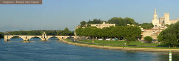 Avignon et sa Cité des Papes se situe à 49km de votre Logis Hôtel du Midi